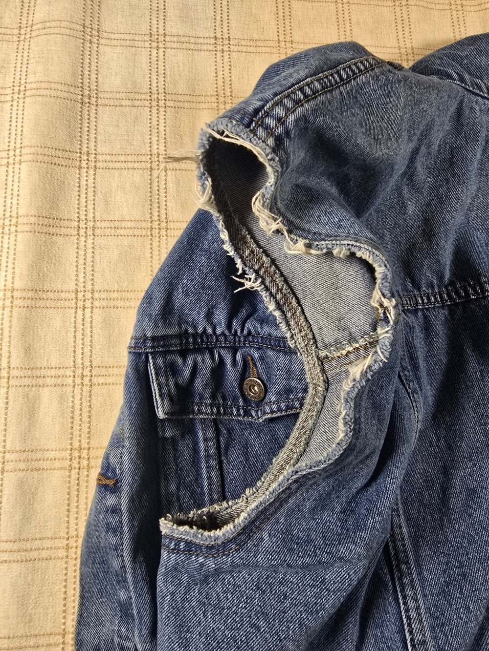 Wrangler Men's Denim Trucker Vest - Picture 7 of 7